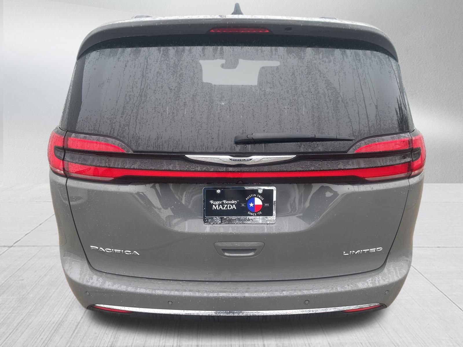Used 2023 Chrysler Pacifica Limited FWD image 7