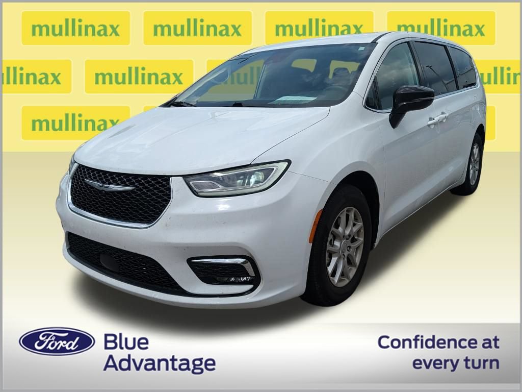 Used 2024 Chrysler Pacifica Touring-L FWD image 2