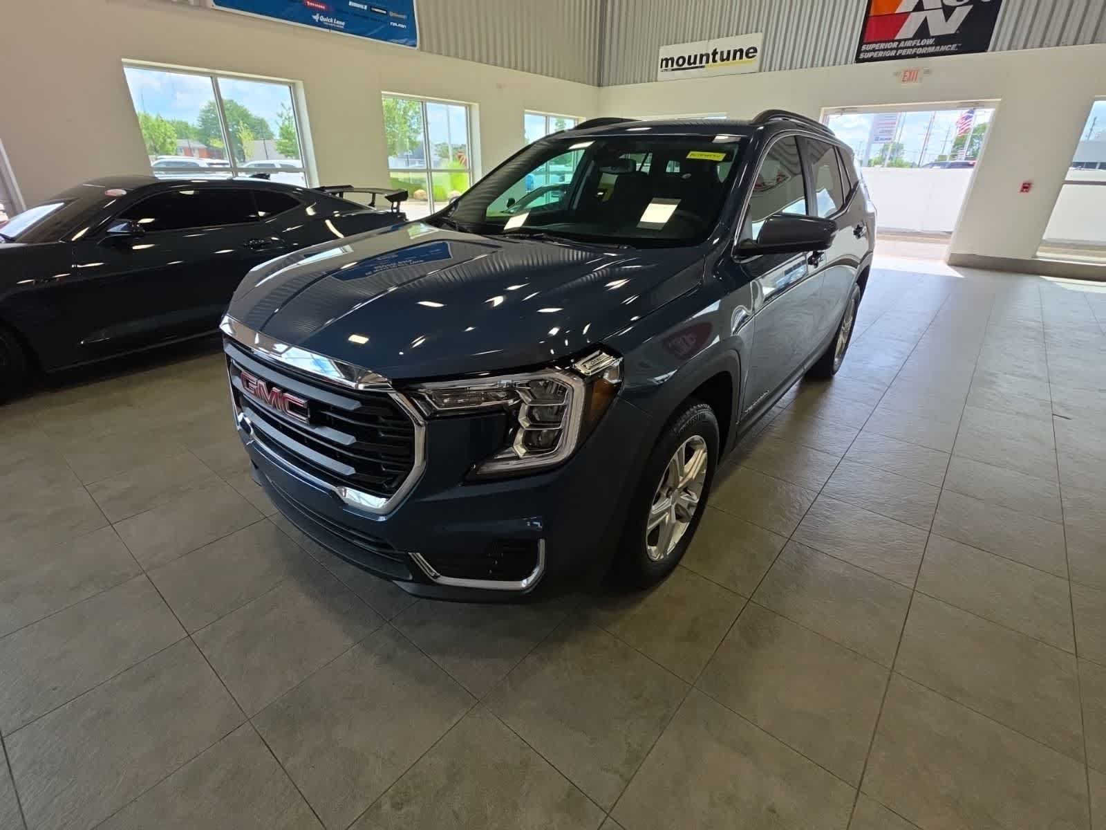 Used 2024 GMC Terrain SLE w/ Driver Convenience Package AWD/4WD image 1