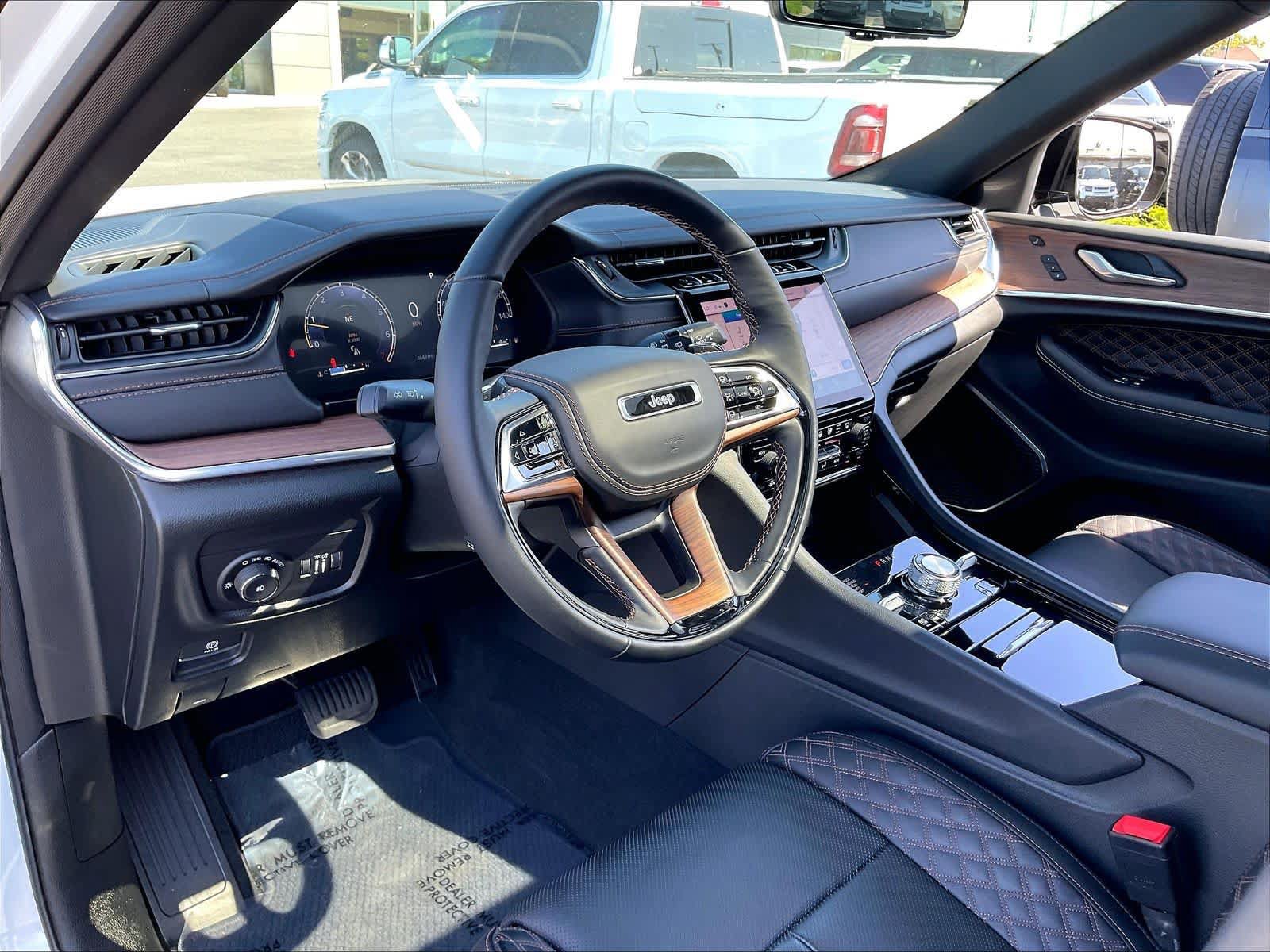 Used 2025 Jeep Grand Cherokee Summit w/ Adv Protech Group IV AWD/4WD image 16
