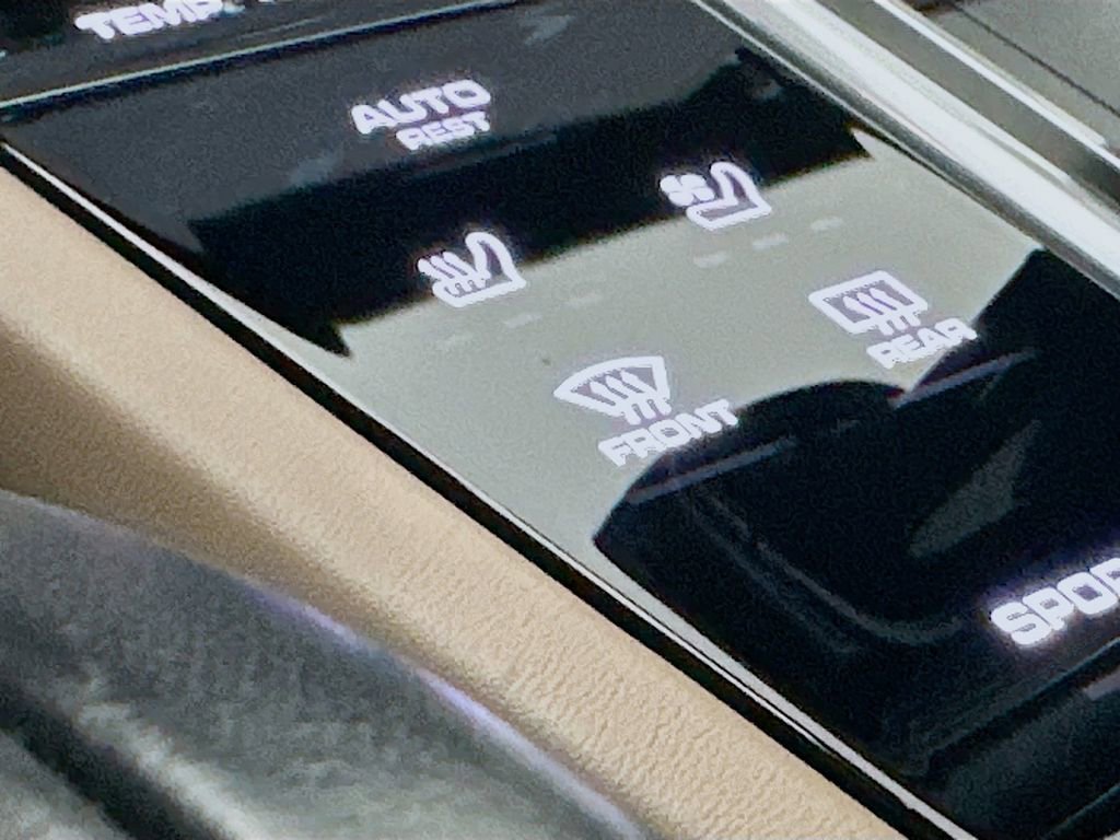 Certified 2022 Porsche Cayenne Platinum Edition image 23