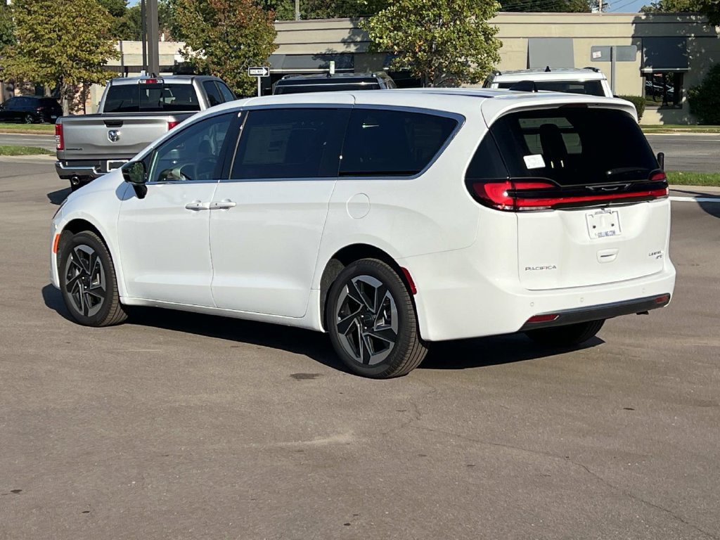 New 2027 Chrysler Pacifica Limited AWD/4WD image 4