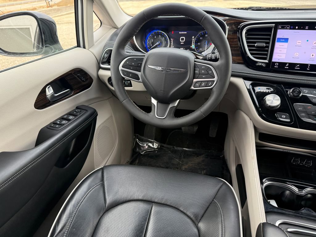 Used 2023 Chrysler Pacifica Limited AWD/4WD image 22