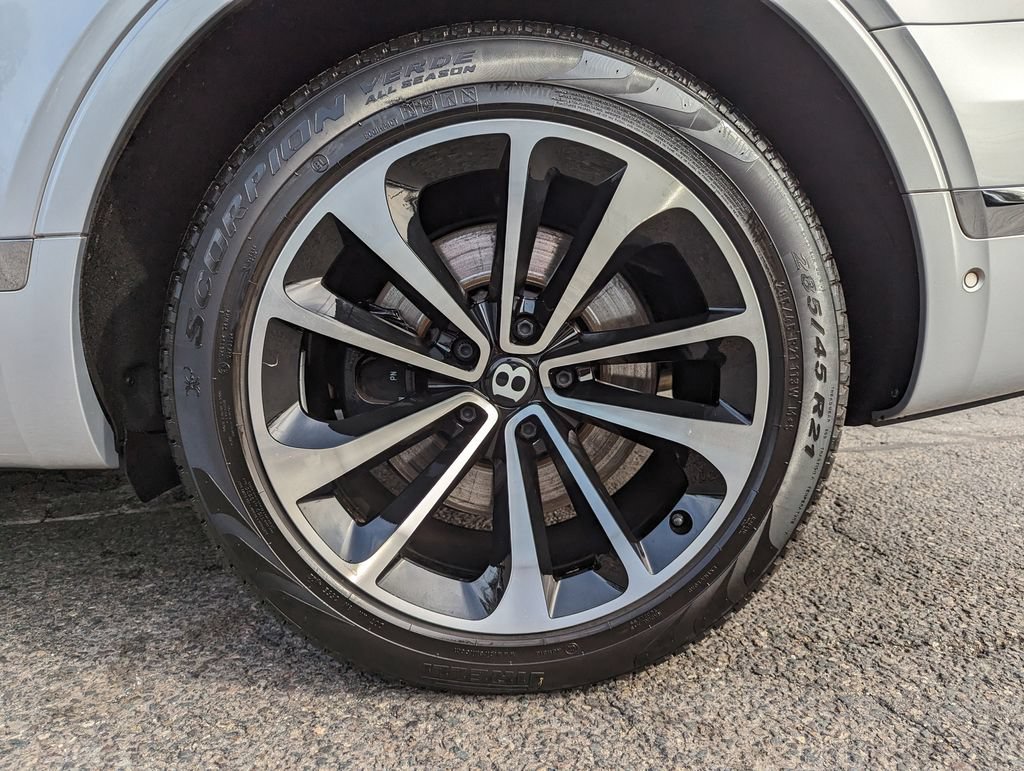 Used 2018 Bentley Bentayga AWD/4WD image 52