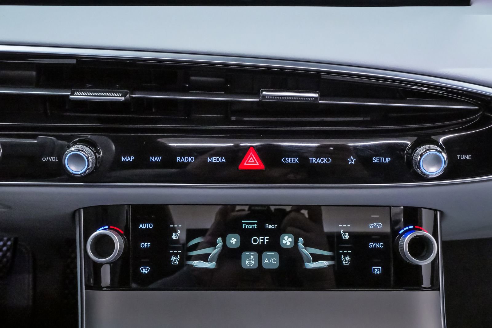 Certified 2026 Genesis GV70 2.5T Advanced image 17