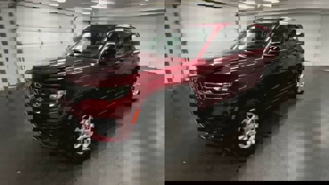 Used 2023 Jeep Grand Cherokee Laredo image 4