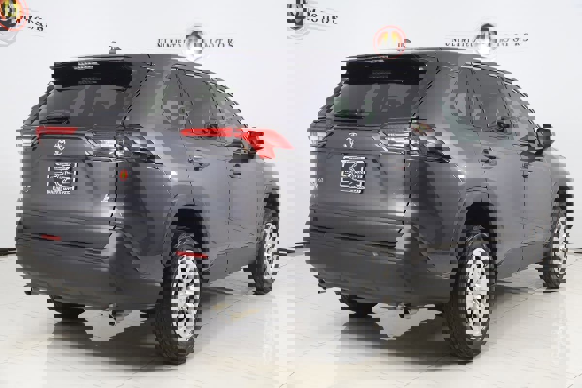 Used 2024 Toyota RAV4 LE FWD image 3