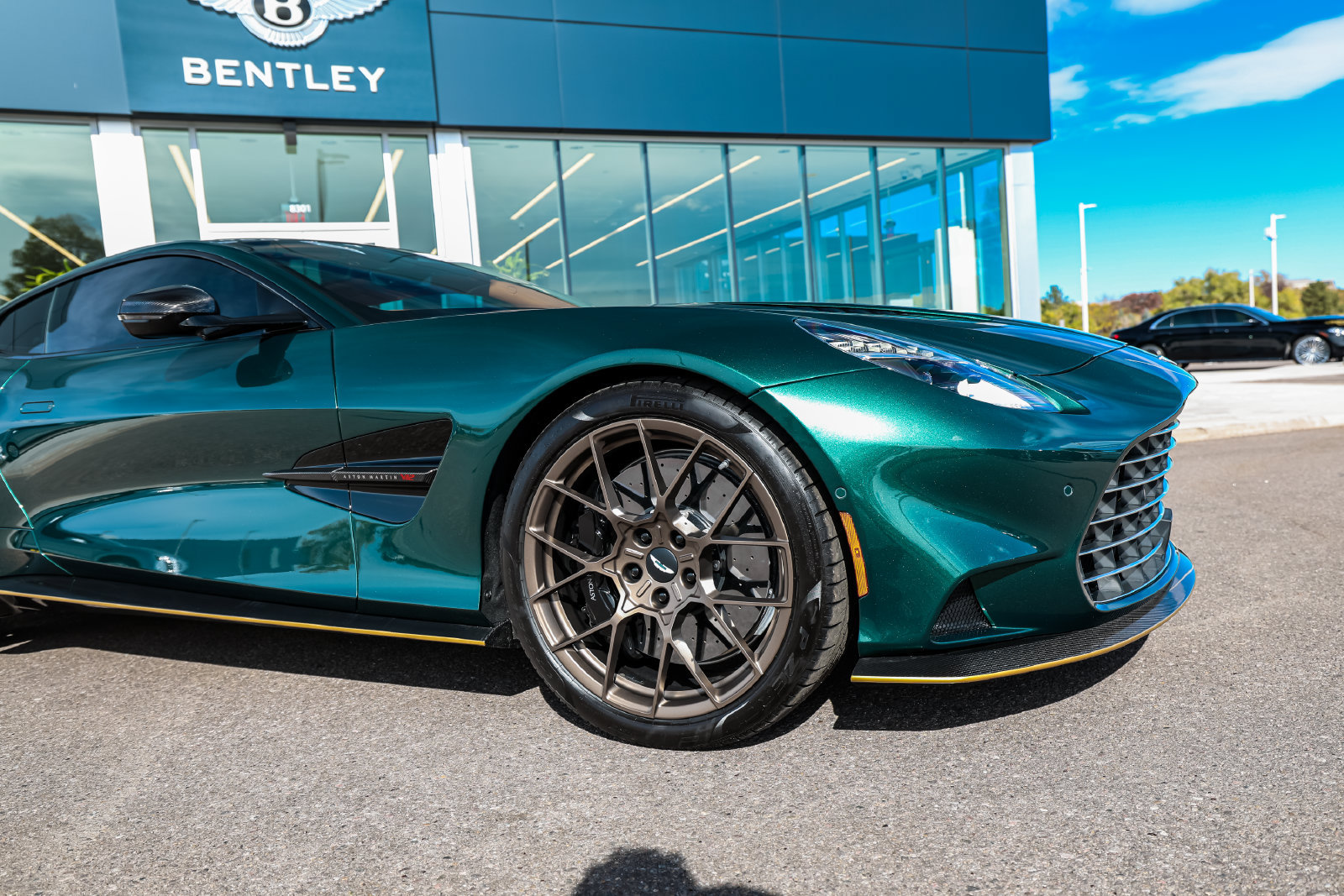 Used 2025 Aston Martin Vanquish RWD image 19