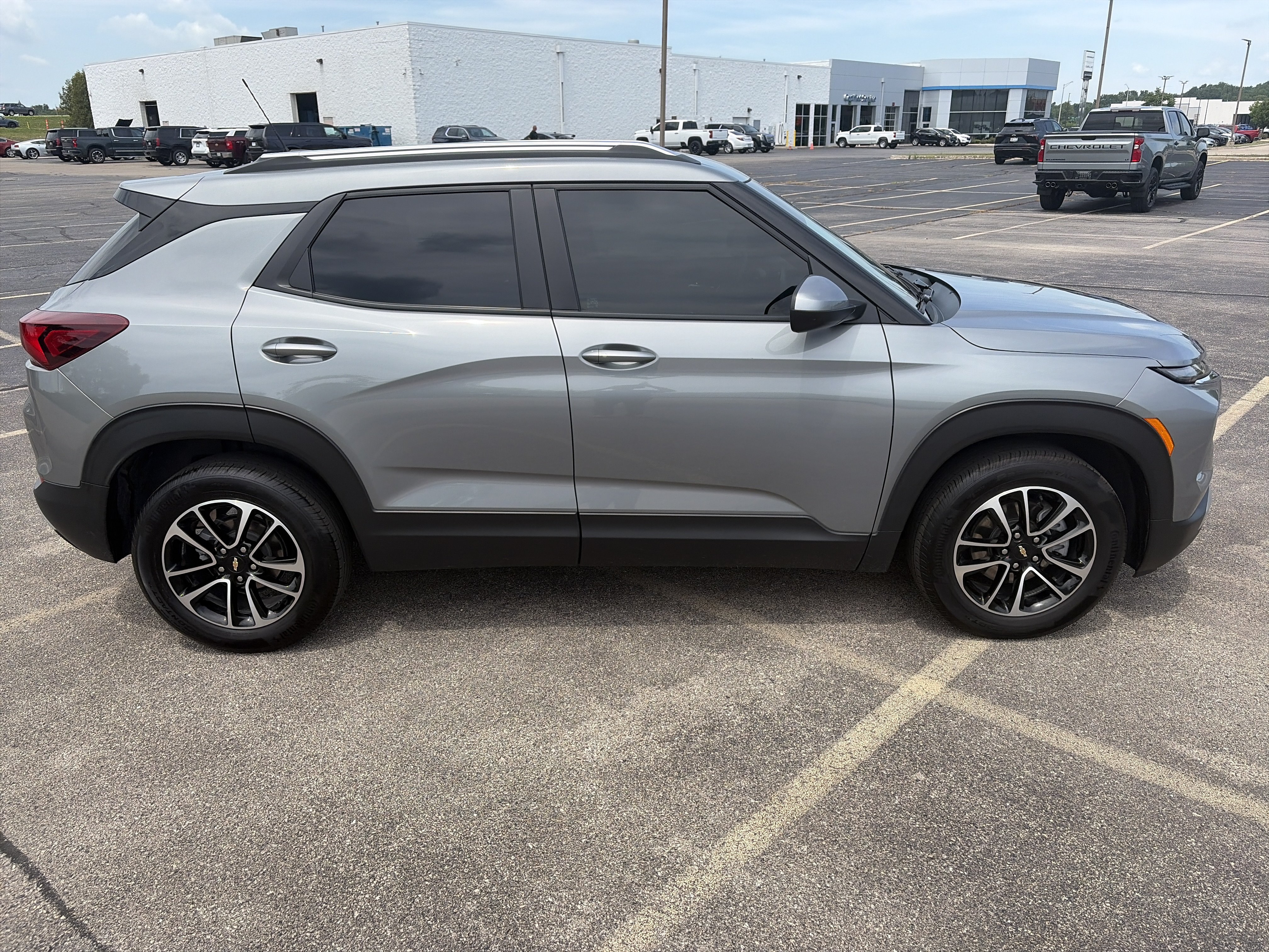 Used 2024 Chevrolet TrailBlazer LT w/ LT Cold Weather Package FWD image 7