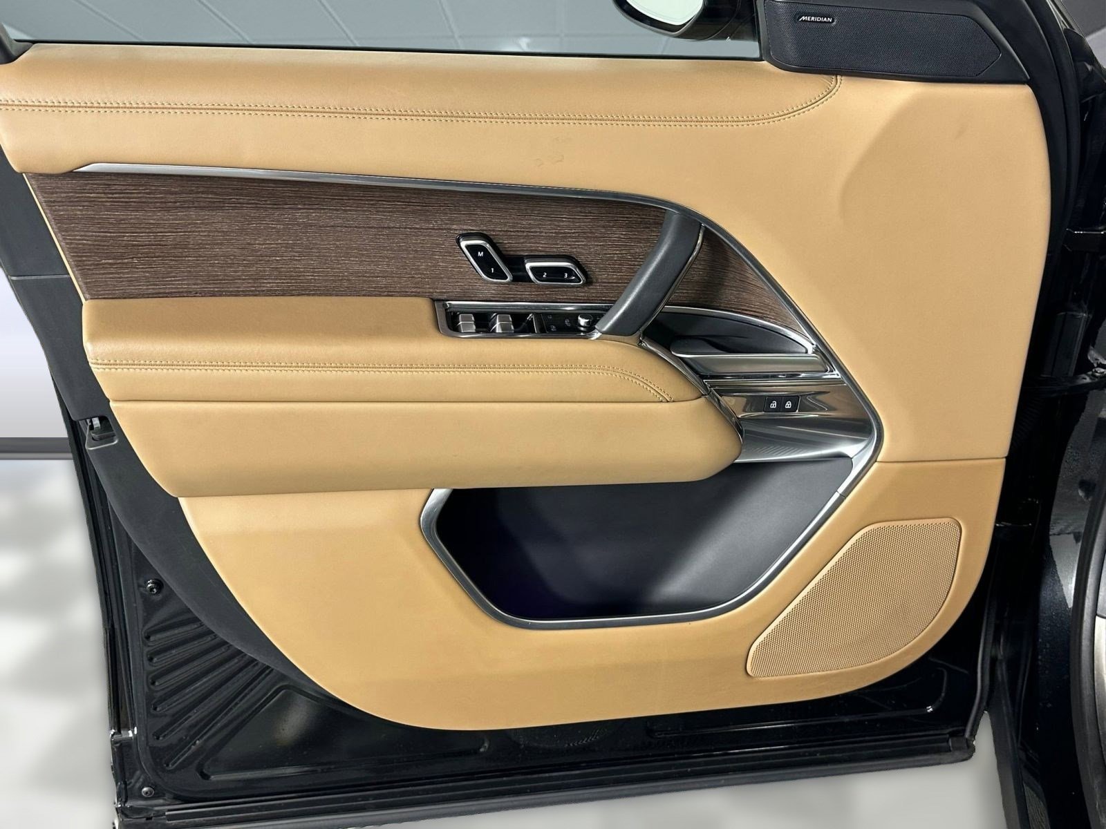 Used 2023 Land Rover Range Rover Long Wheelbase SE image 11