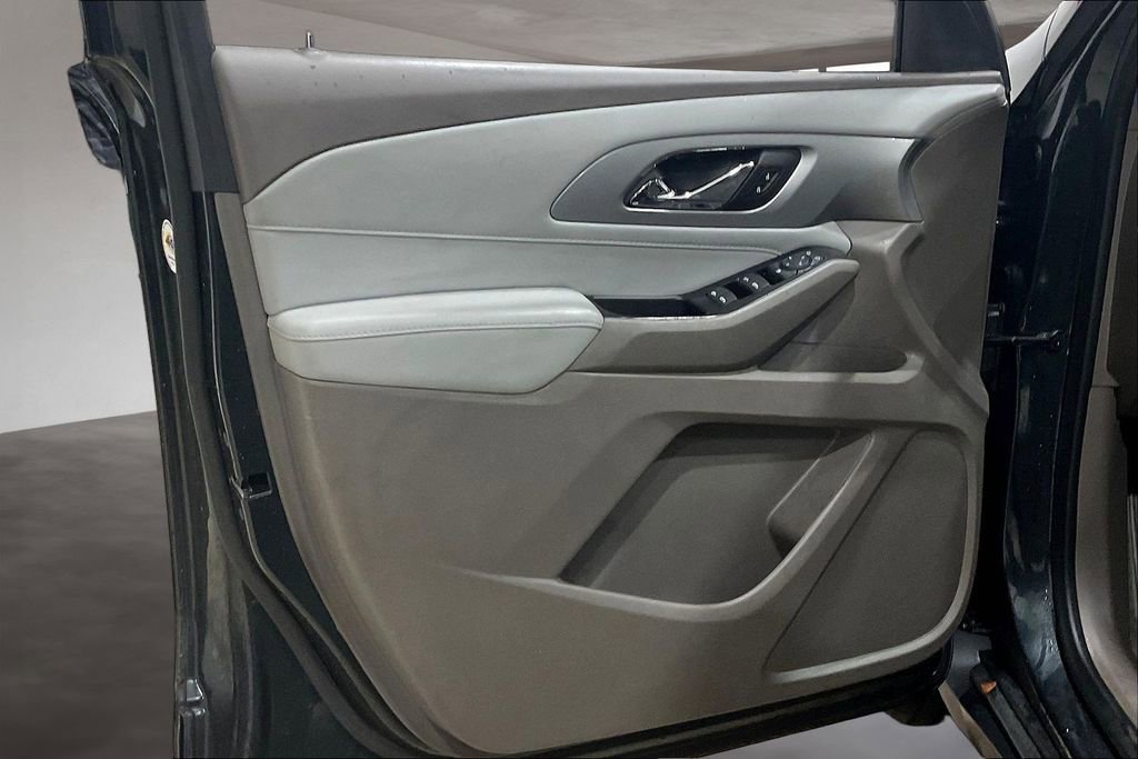Used 2020 Chevrolet Traverse LT image 23