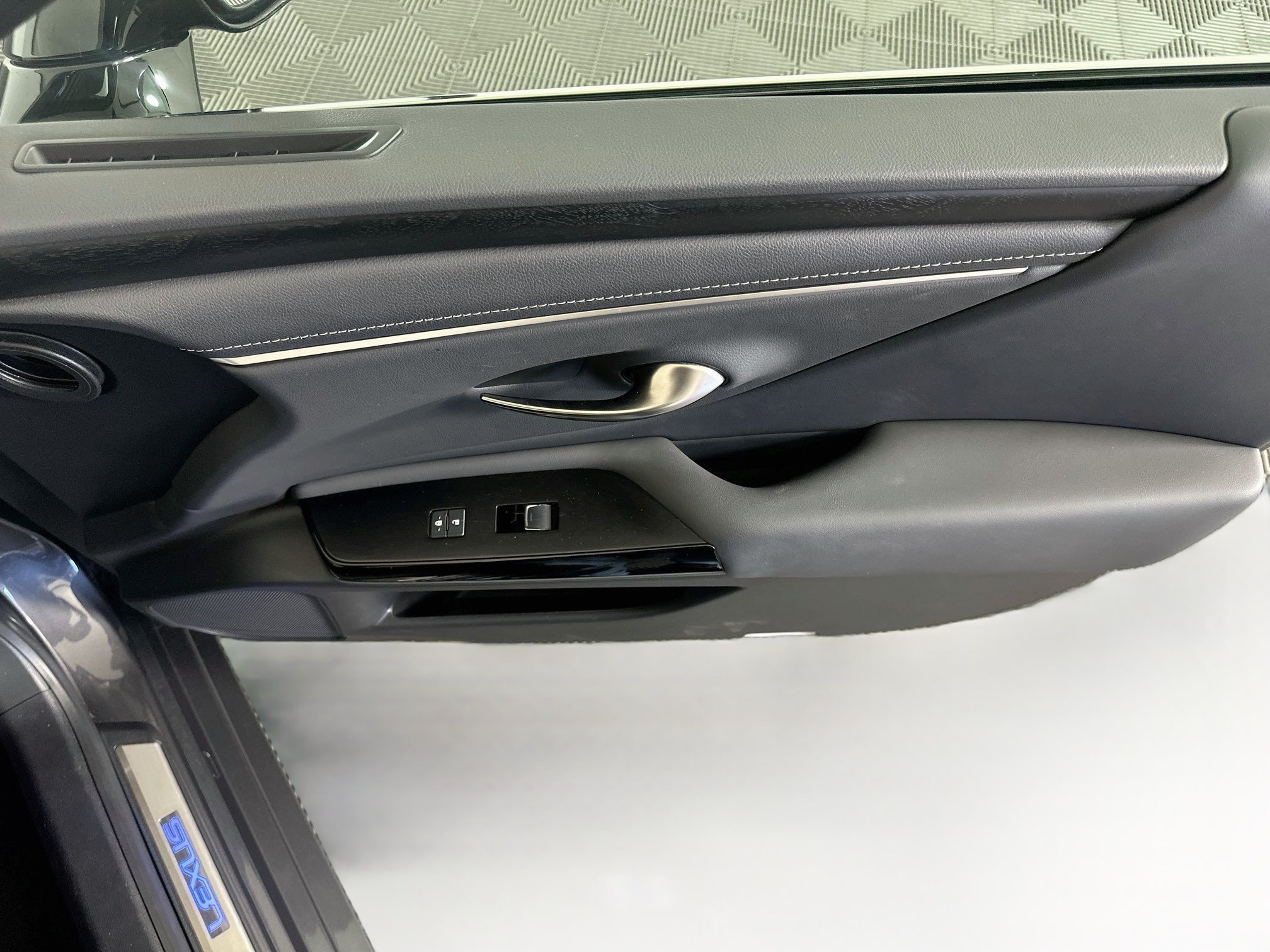 Used 2024 Lexus ES 300h w/ Premium Package FWD image 32
