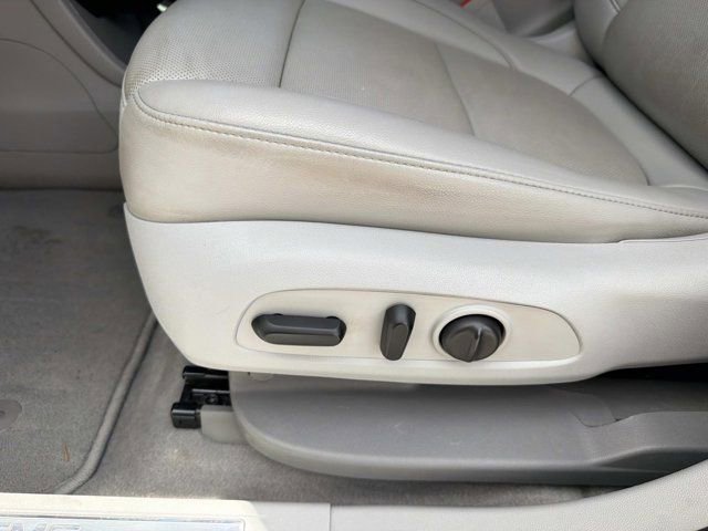 Used 2022 GMC Acadia SLT w/ Technology Package image 10