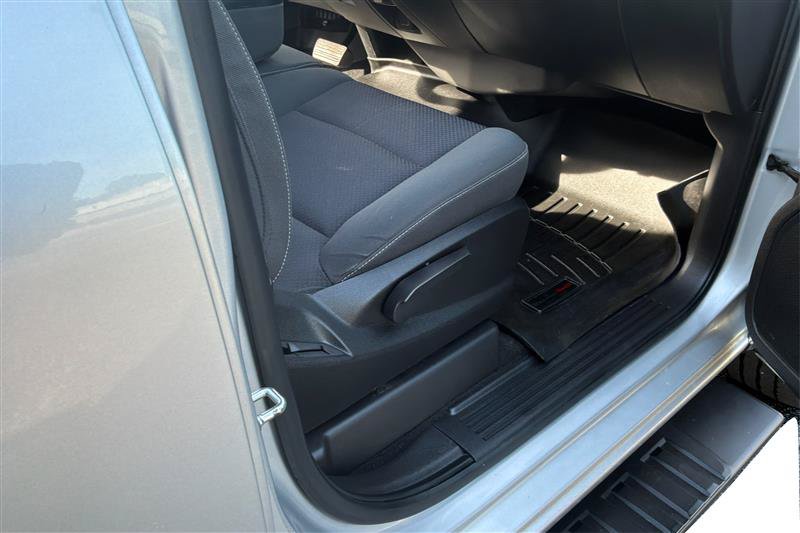 Used 2018 Chevrolet Silverado 1500 LT w/ LT Eassist Package AWD/4WD image 23