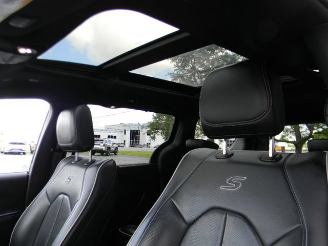 Used 2025 Chrysler Pacifica Limited FWD image 17