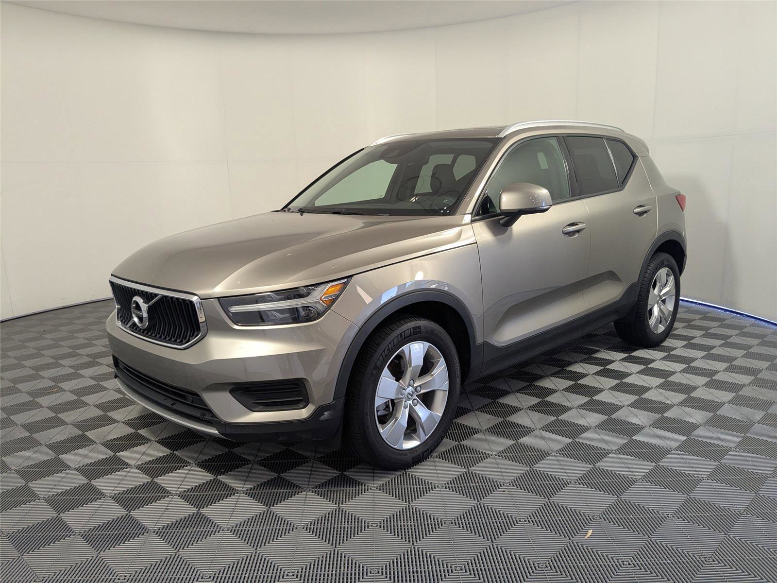 Used 2022 Volvo XC40 T5 Momentum image 2