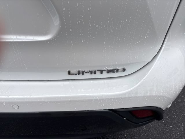 Used 2023 Toyota Highlander Limited FWD image 5