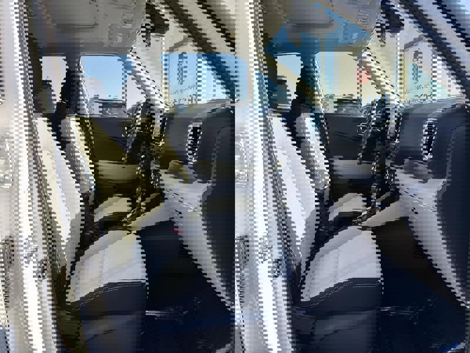 Used 2022 Hyundai Venue SEL image 21