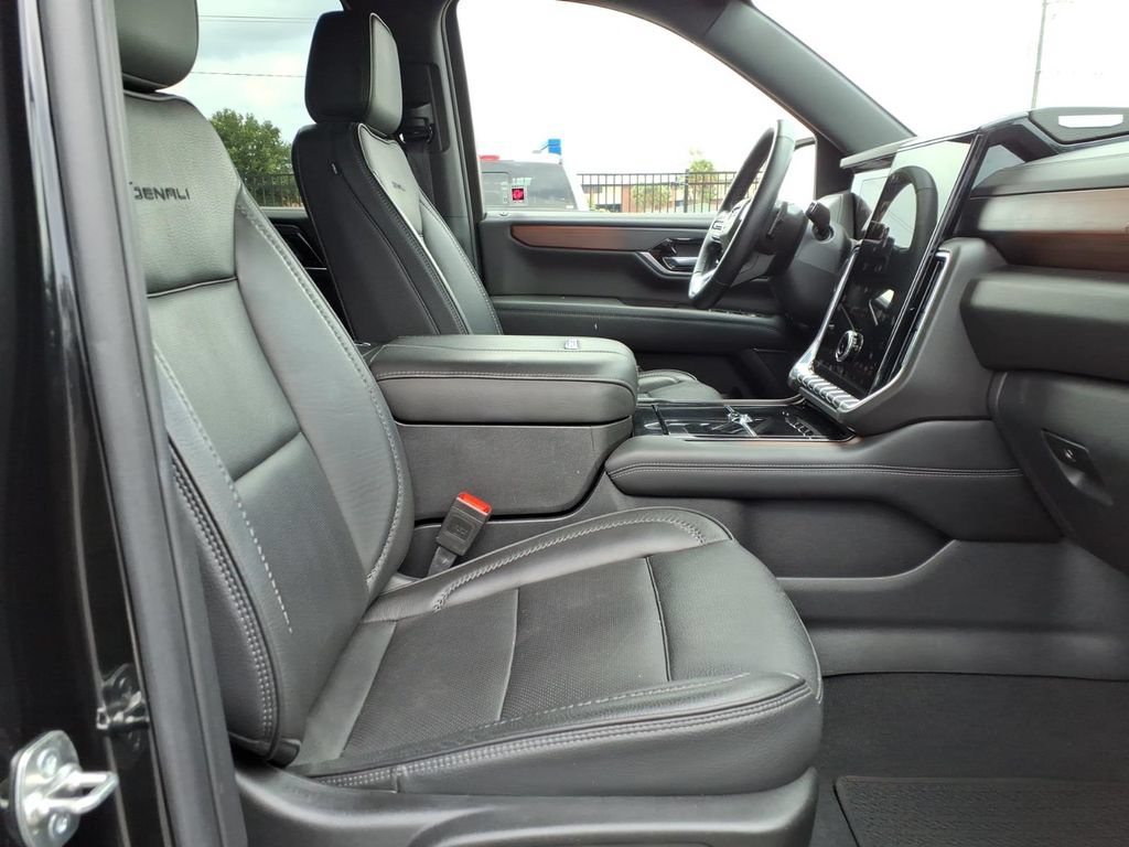Used 2025 GMC Yukon Denali RWD image 12