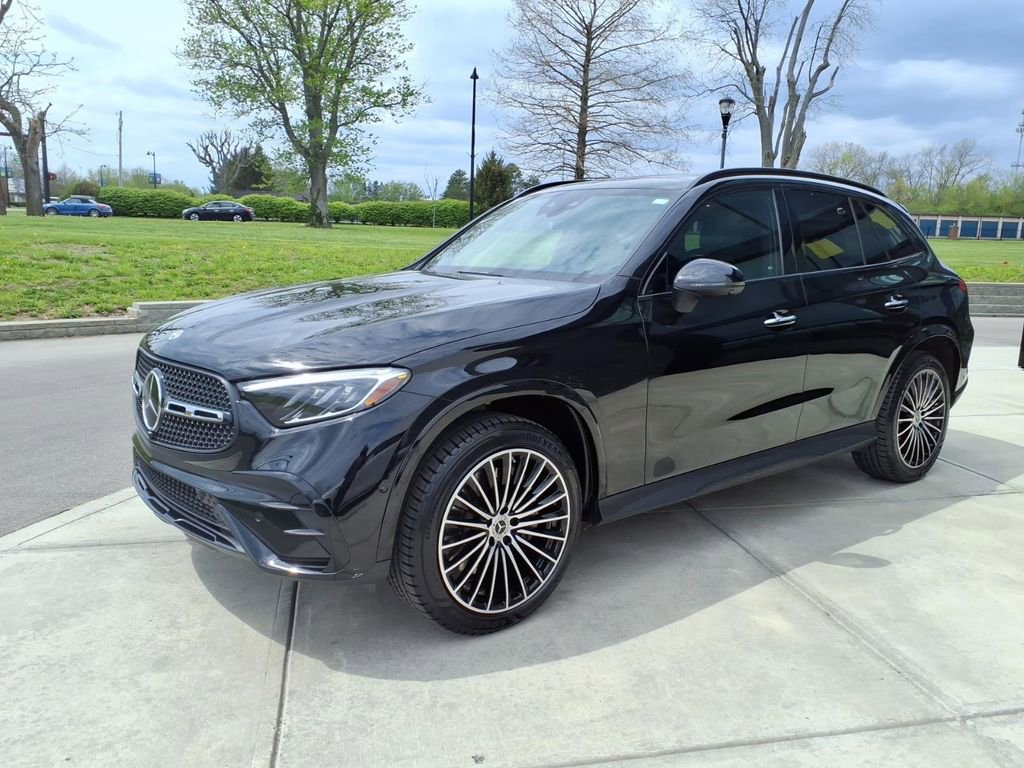 Used 2025 Mercedes-Benz GLC 350e 4MATIC image 3