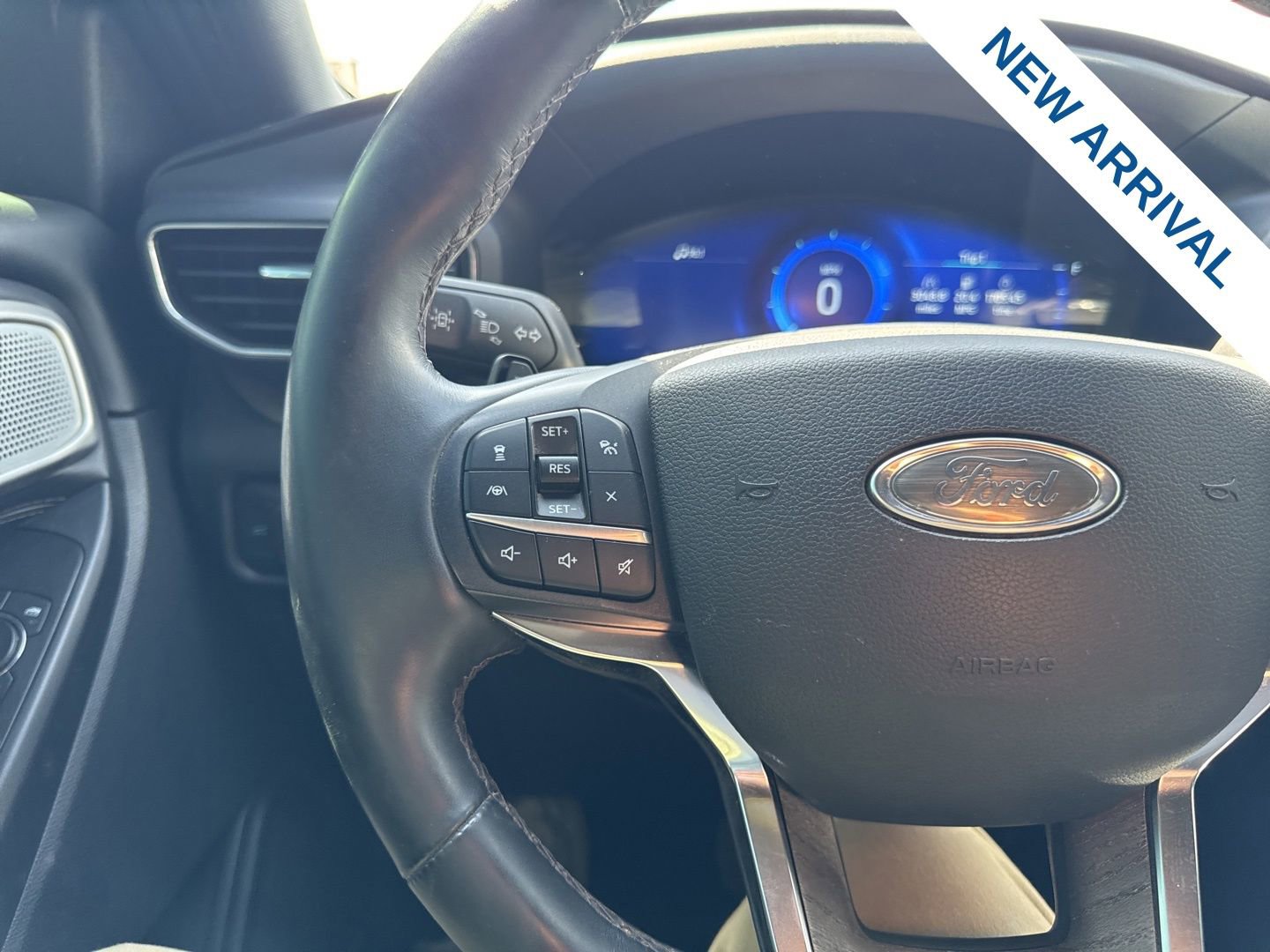 Used 2020 Ford Explorer Platinum w/ Premium Technology Package image 22