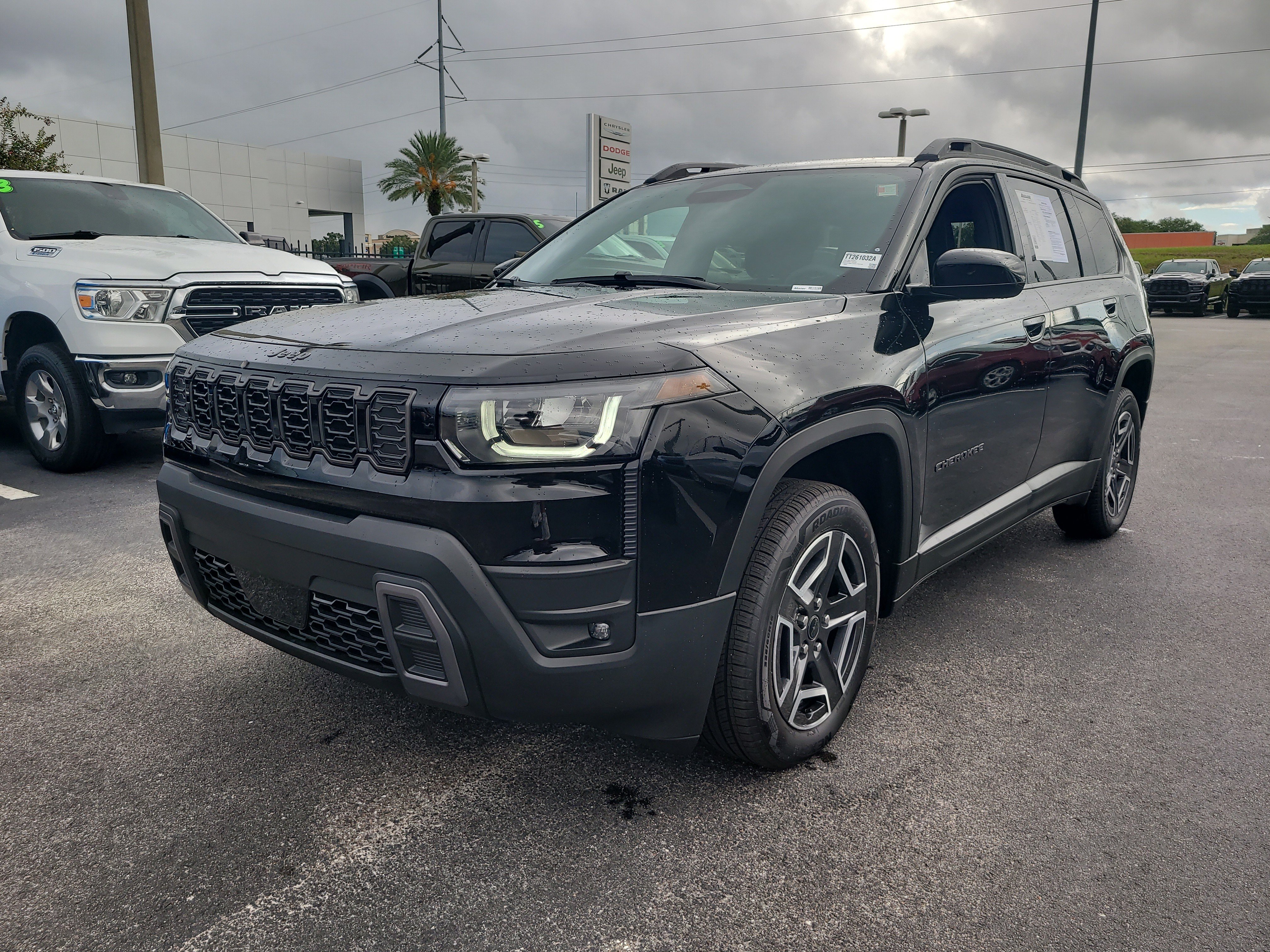 Used 2026 Jeep Cherokee Laredo AWD/4WD image 3