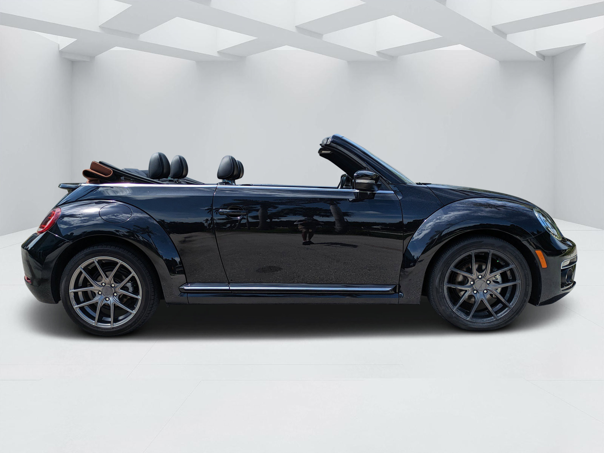 Used 2019 Volkswagen Beetle 2.0T S FWD image 2