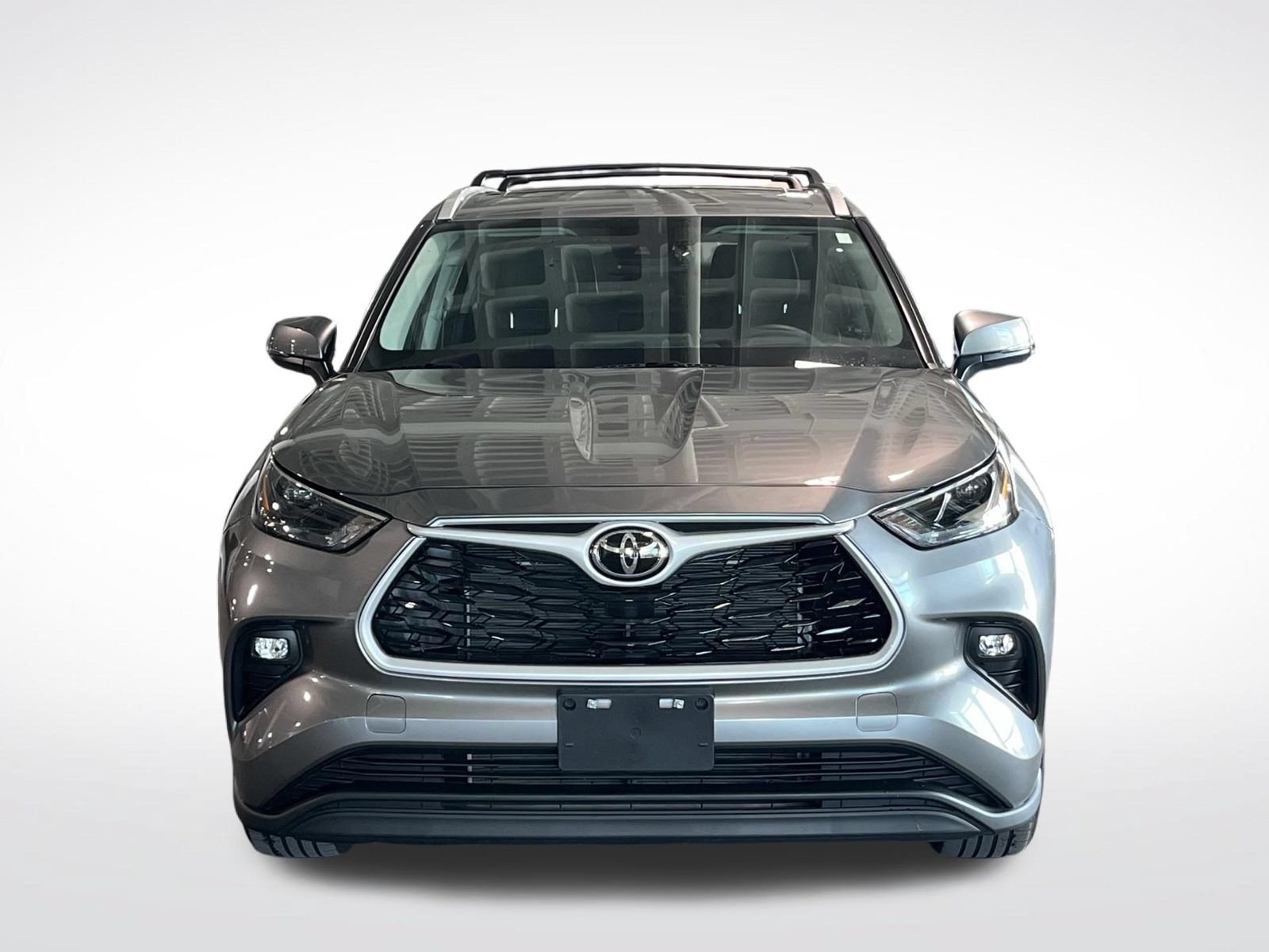 Used 2025 Toyota Highlander XLE FWD image 3