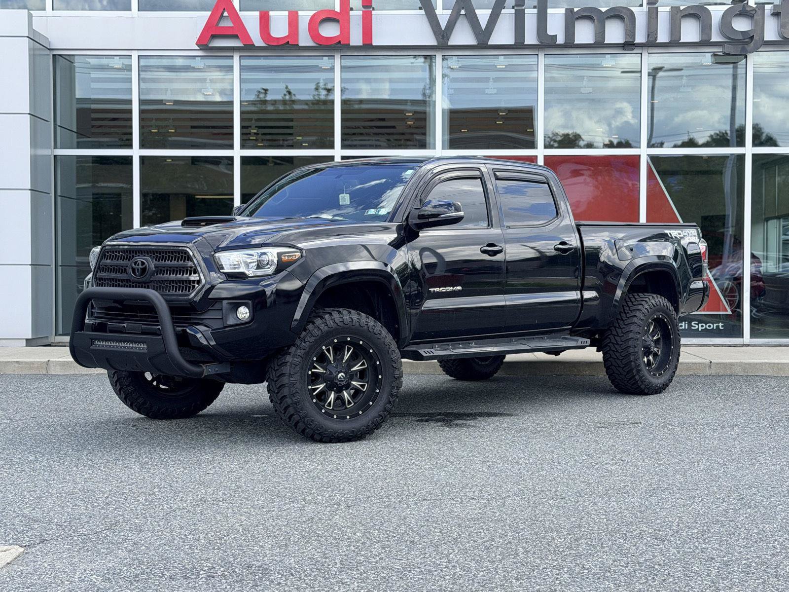 Used 2017 Toyota Tacoma TRD Sport w/ Tow Package AWD/4WD image 1