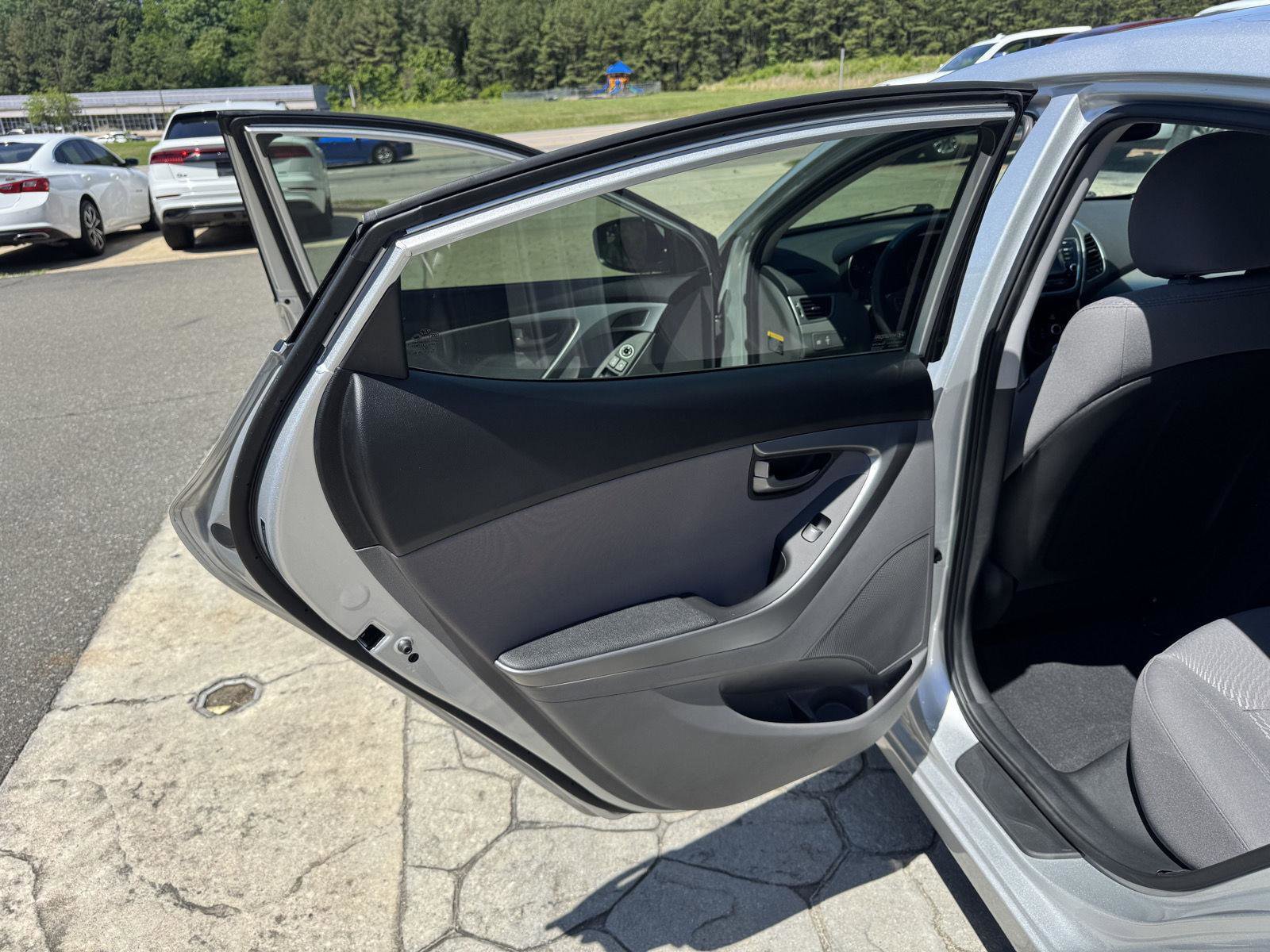 Used 2015 Hyundai Elantra SE w/ Option Group 02 FWD image 8