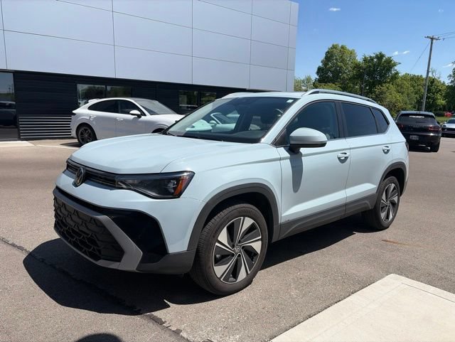Used 2025 Volkswagen Taos SE w/ Panoramic Sunroof Package AWD/4WD image 6