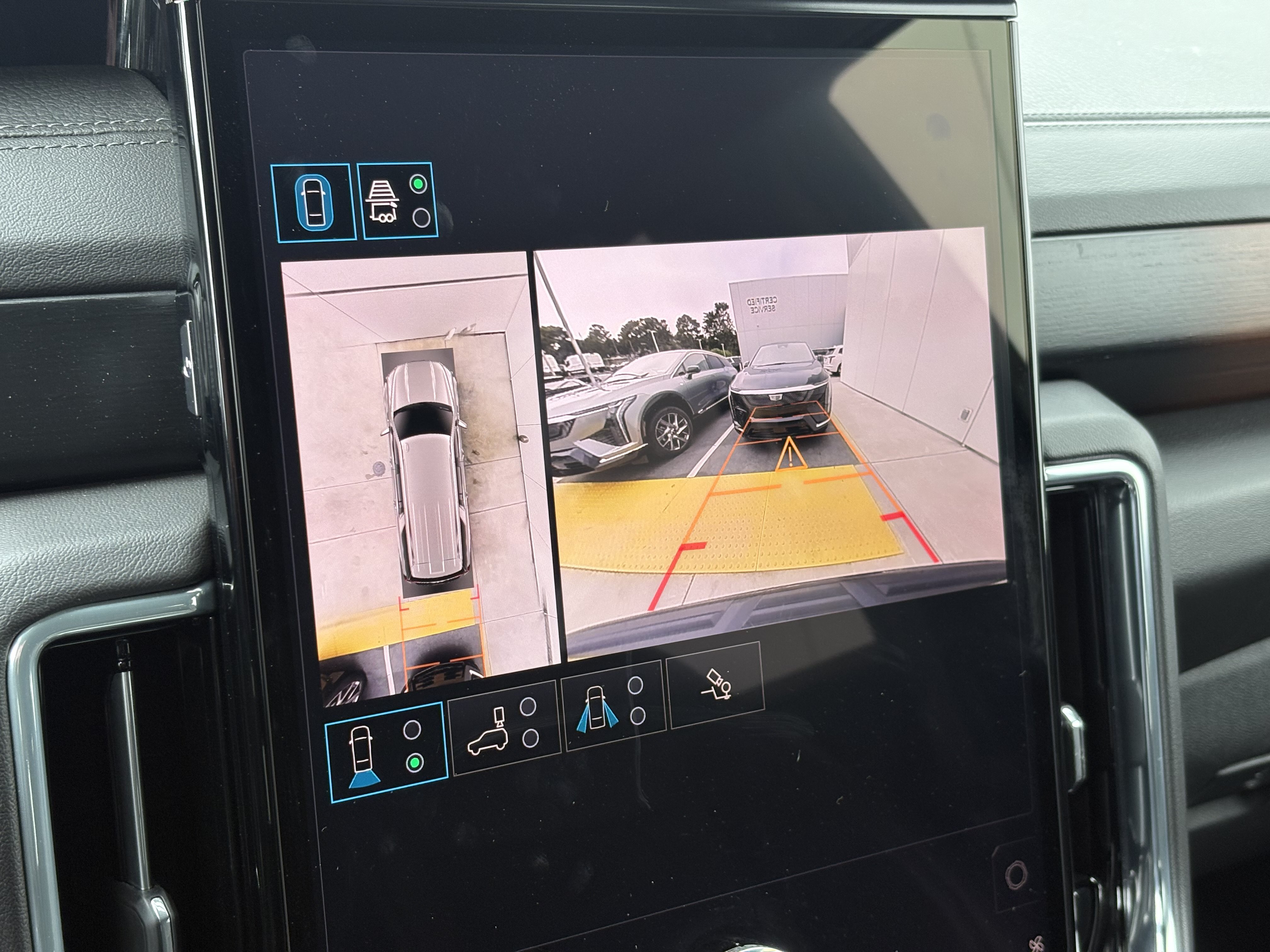 Used 2025 GMC Yukon XL Denali AWD/4WD image 24