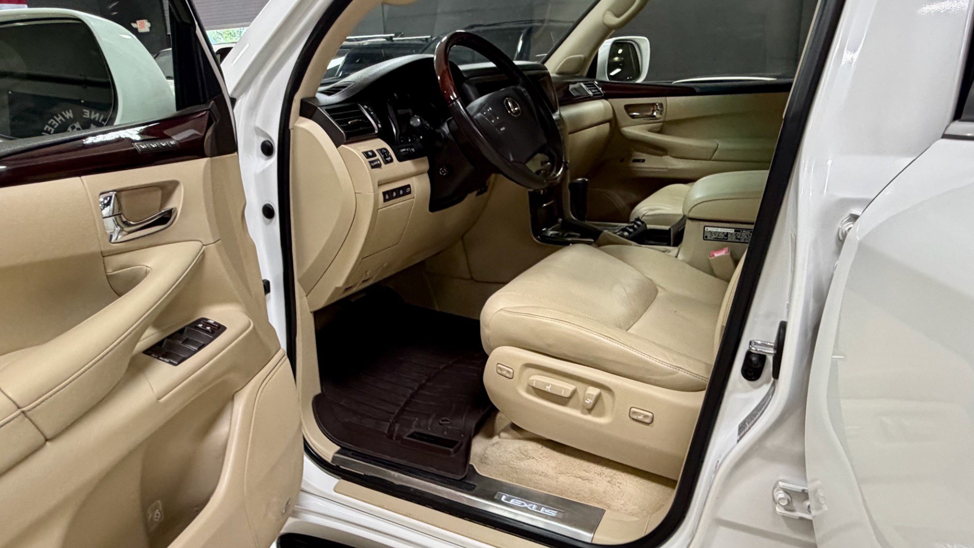 Used 2009 Lexus LX 570 4WD image 16