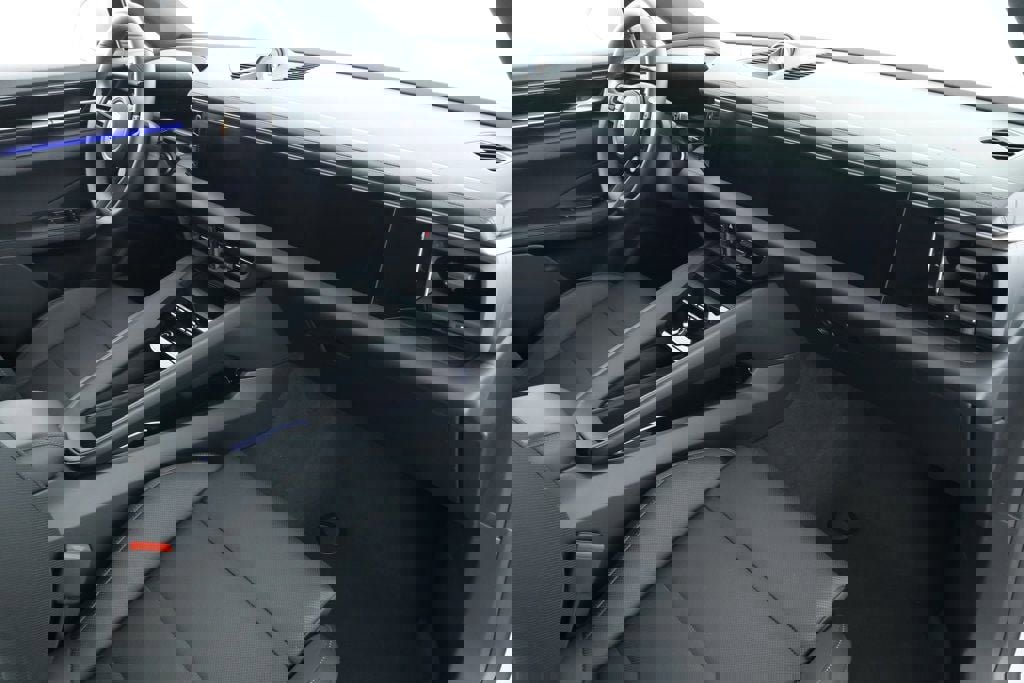 Used 2025 Porsche Macan Electric w/ Premium Package image 27