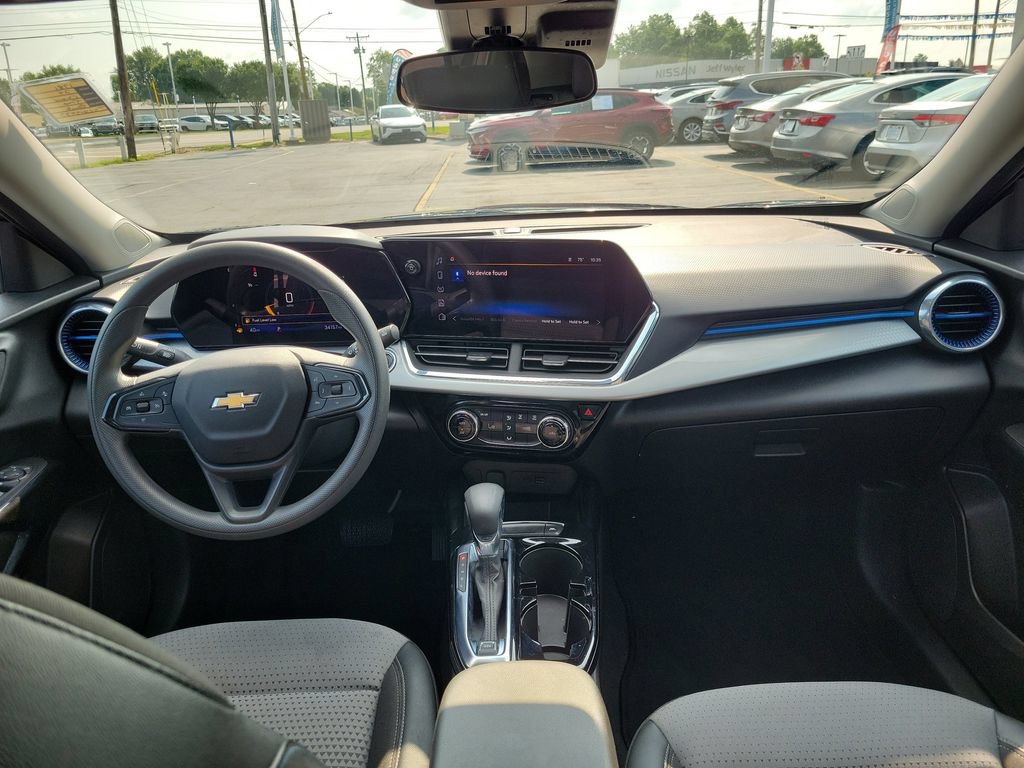 Used 2025 Chevrolet Trax LT FWD image 12