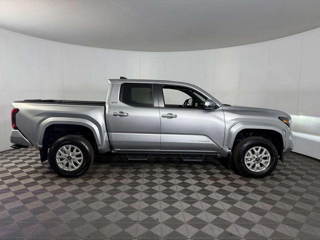 Used 2025 Toyota Tacoma SR5 AWD/4WD image 5