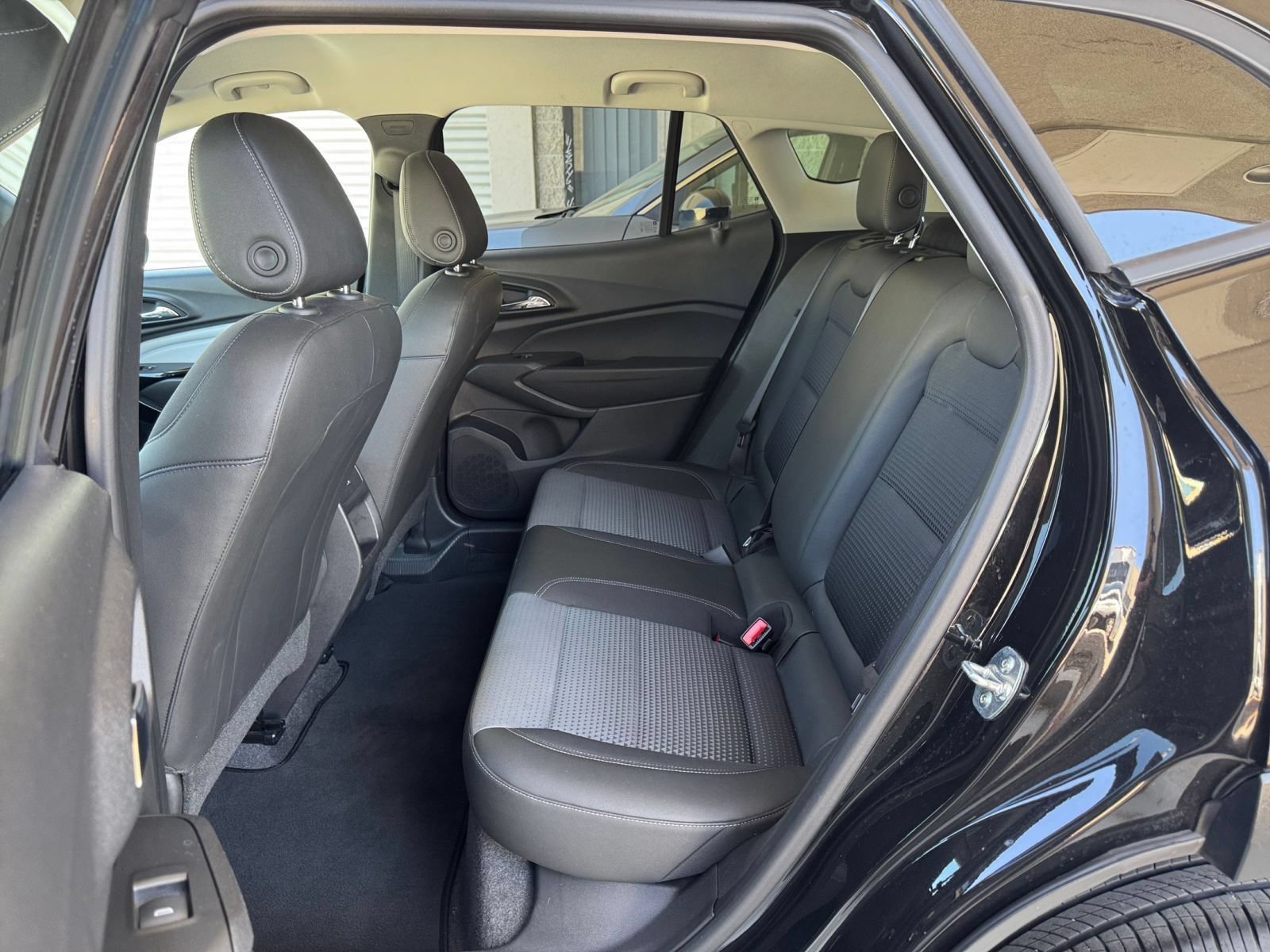 Used 2025 Chevrolet Trax LT FWD image 25