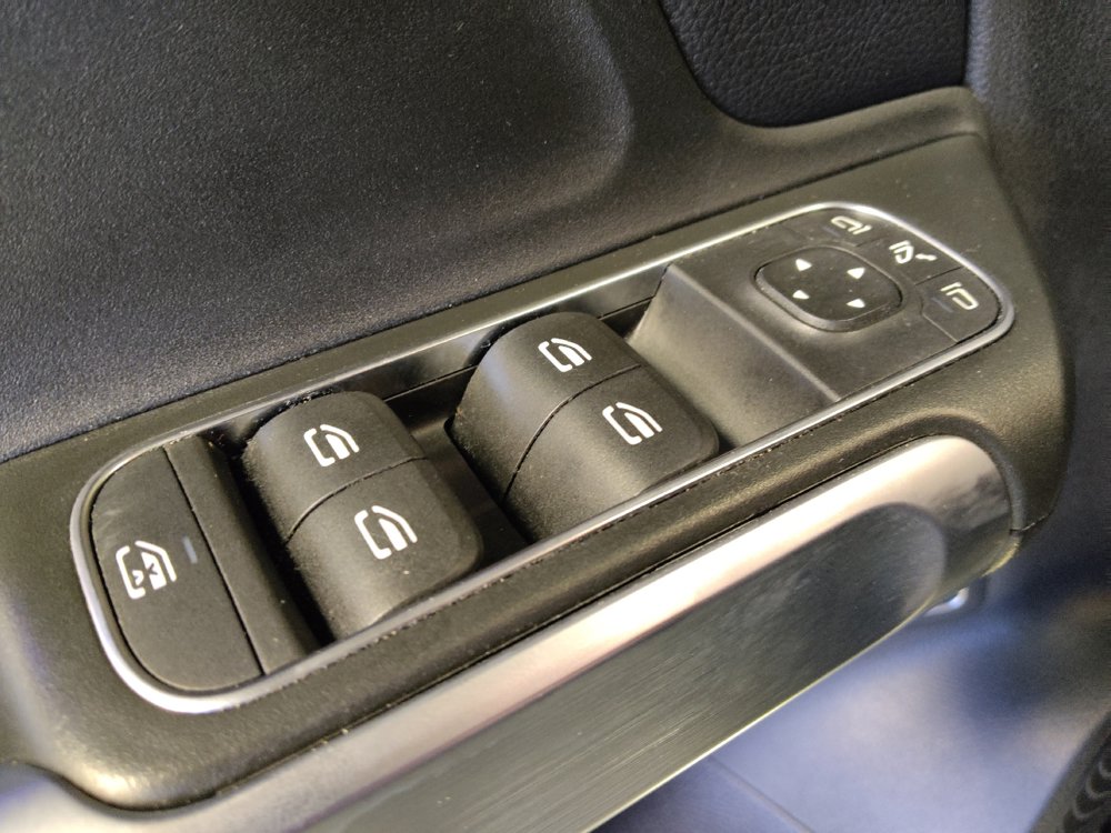 Used 2021 Mercedes-Benz GLB 250 w/ Premium Package image 27