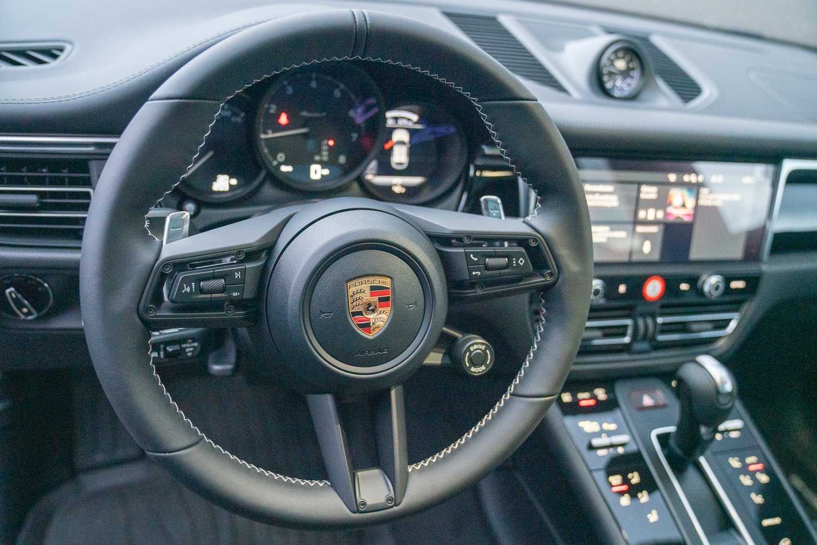 Certified 2026 Porsche Macan Turbo AWD/4WD image 15