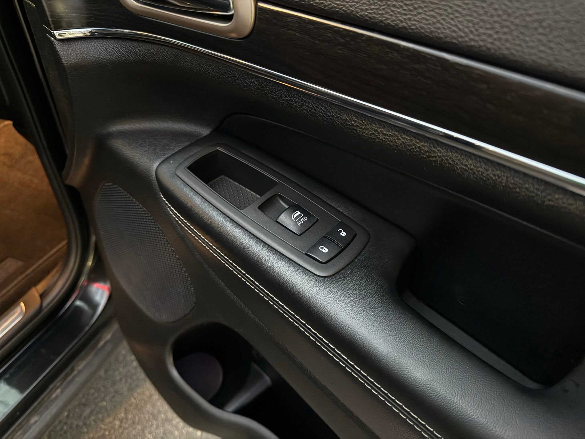 Used 2015 Jeep Grand Cherokee Limited image 16