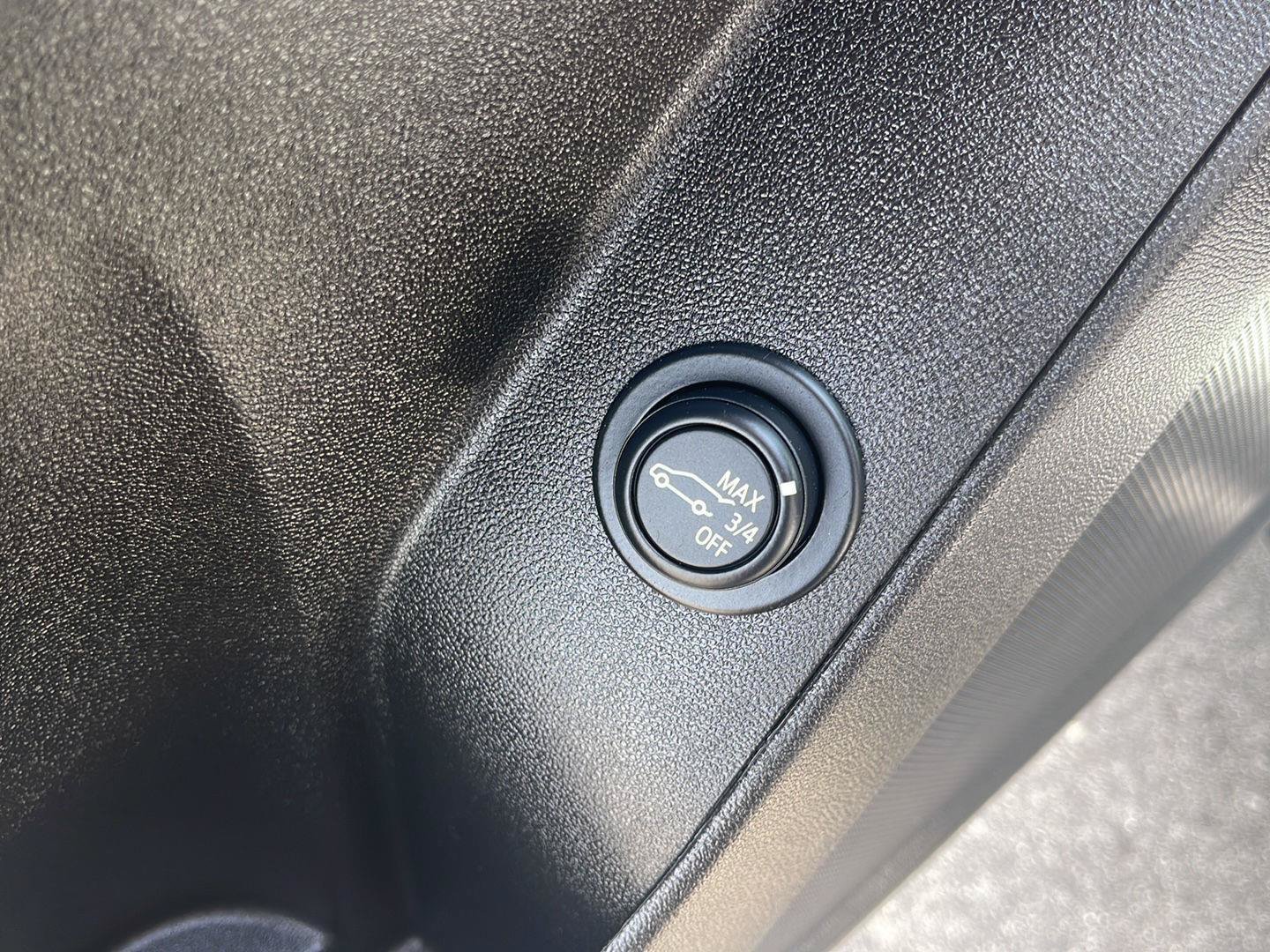 Used 2024 Chevrolet Equinox LT w/ Driver Convenience Package FWD image 18