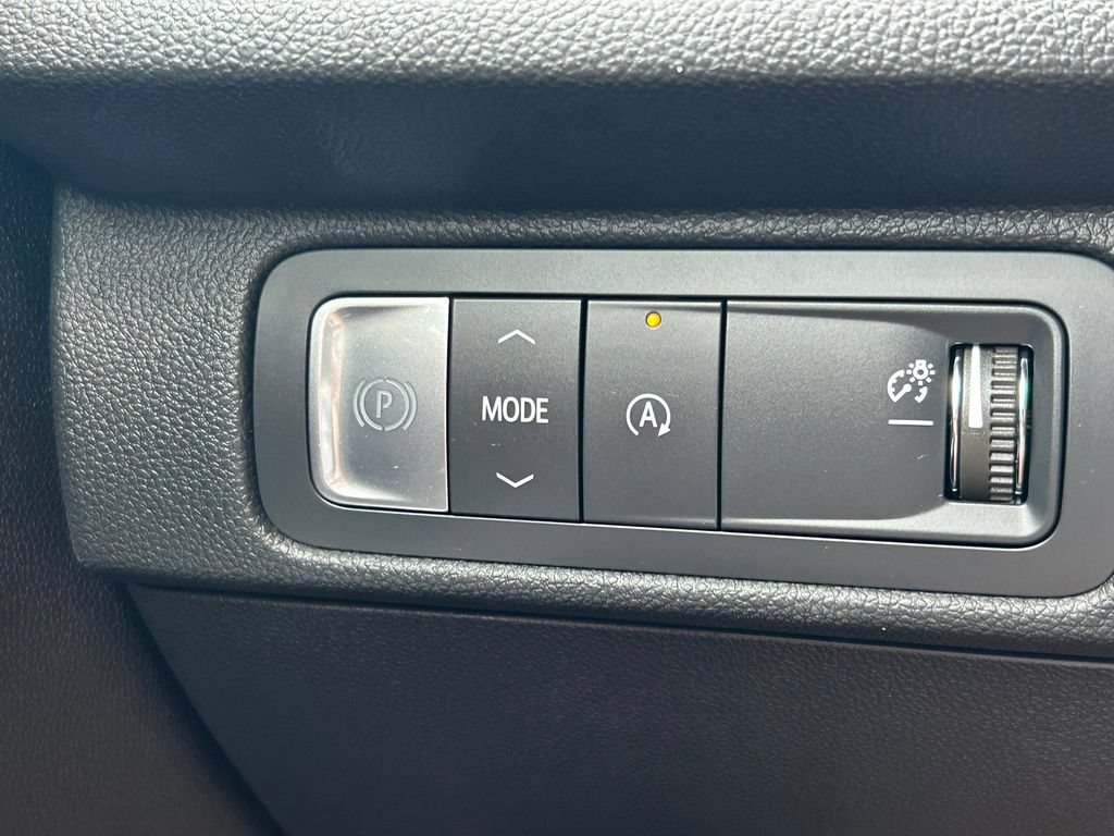 Used 2025 Chevrolet Traverse LT FWD image 24