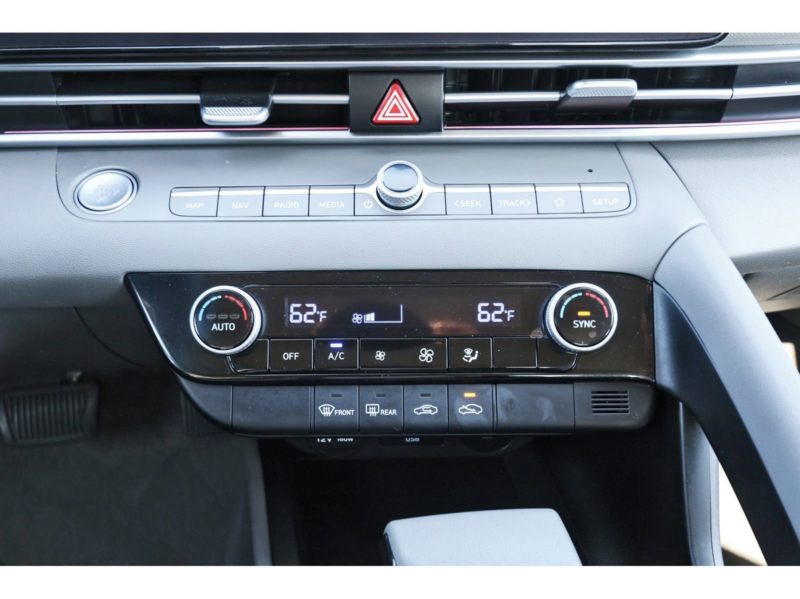 Certified 2024 Hyundai Elantra SEL image 26