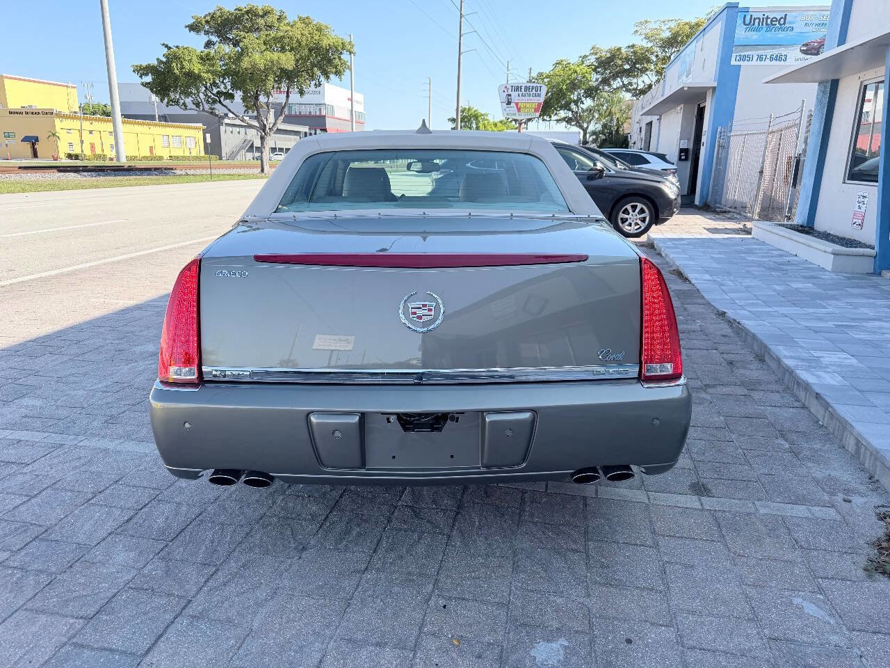 Used 2010 Cadillac DTS Luxury FWD image 7