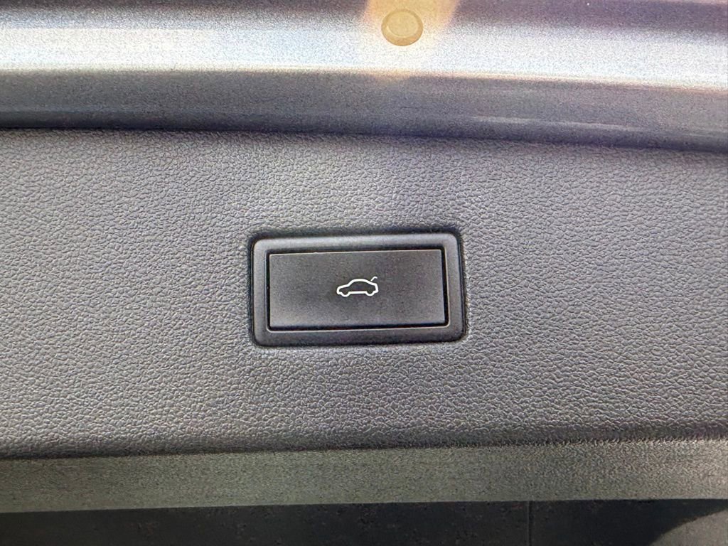 Used 2022 Volkswagen Tiguan SE w/ Panoramic Sunroof Package image 9