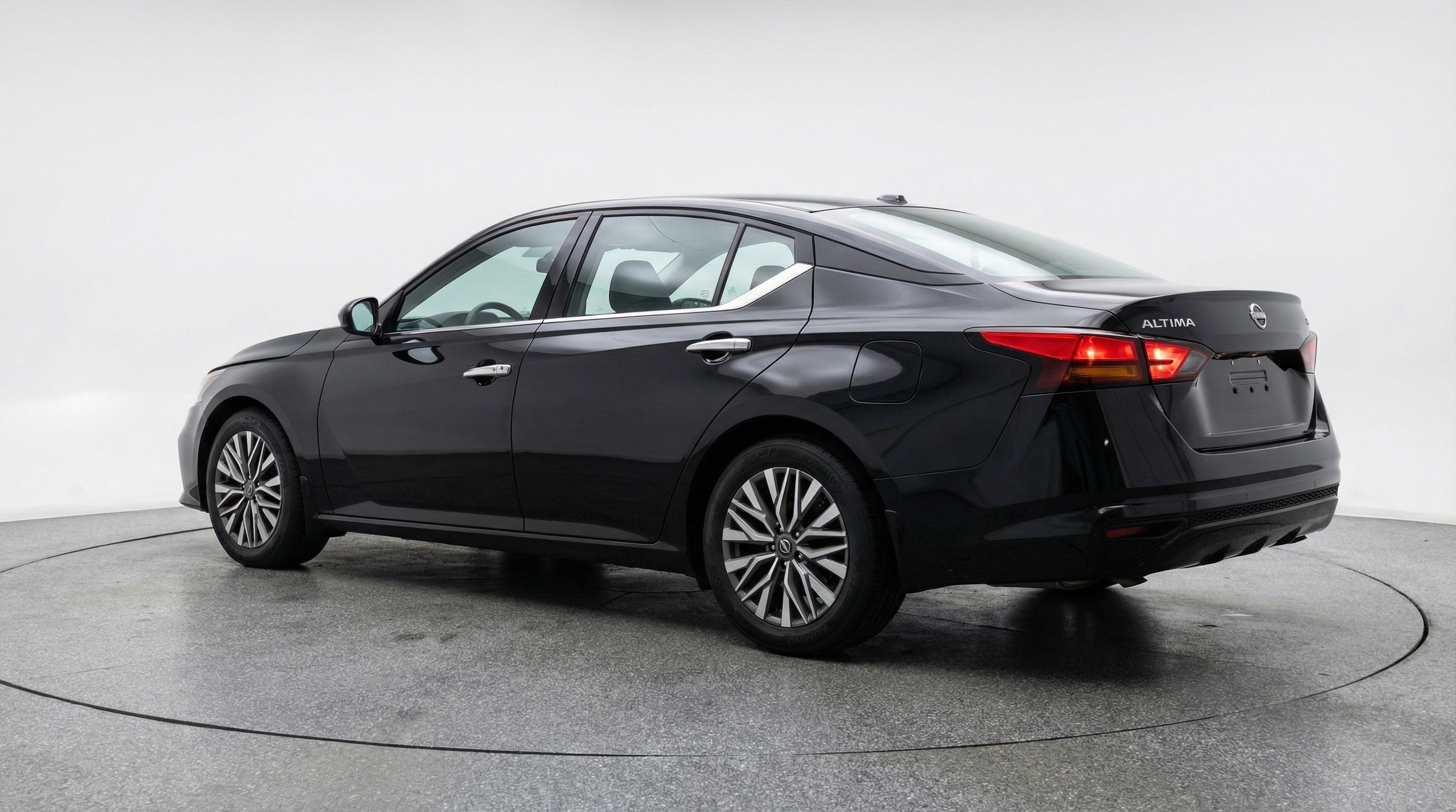 Used 2025 Nissan Altima 2.5 SV FWD image 6