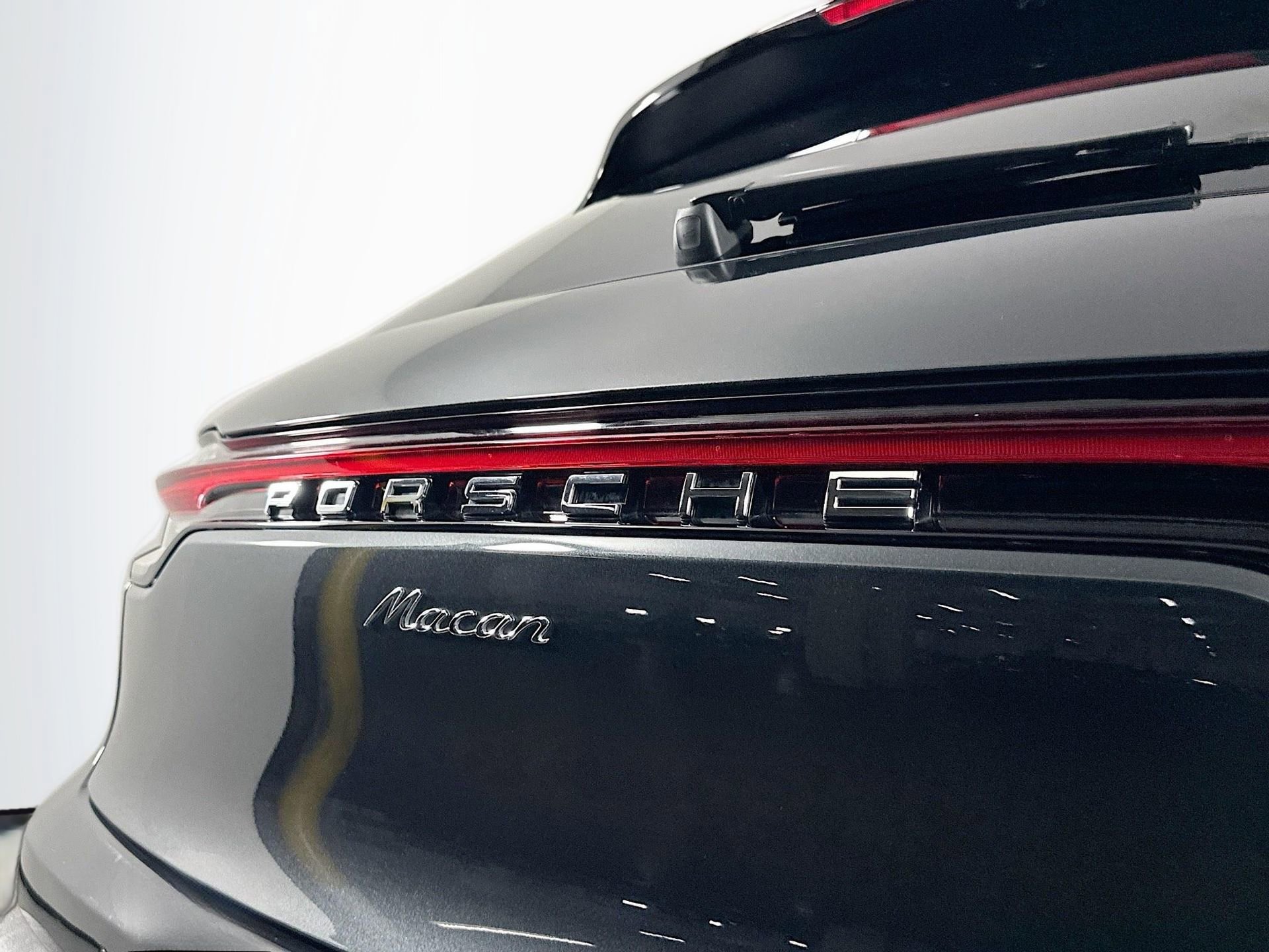 Certified 2025 Porsche Macan image 16