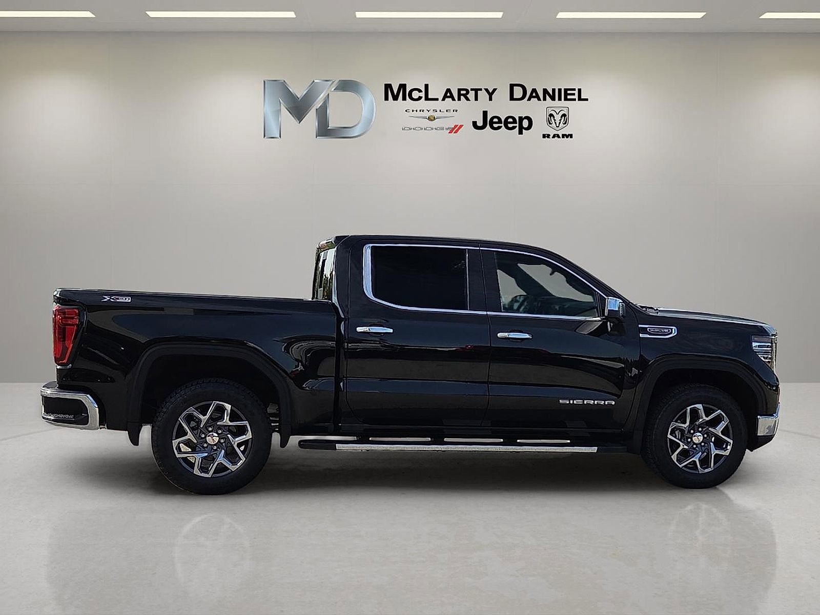 Used 2026 GMC Sierra 1500 SLT w/ SLT Premium Package image 6