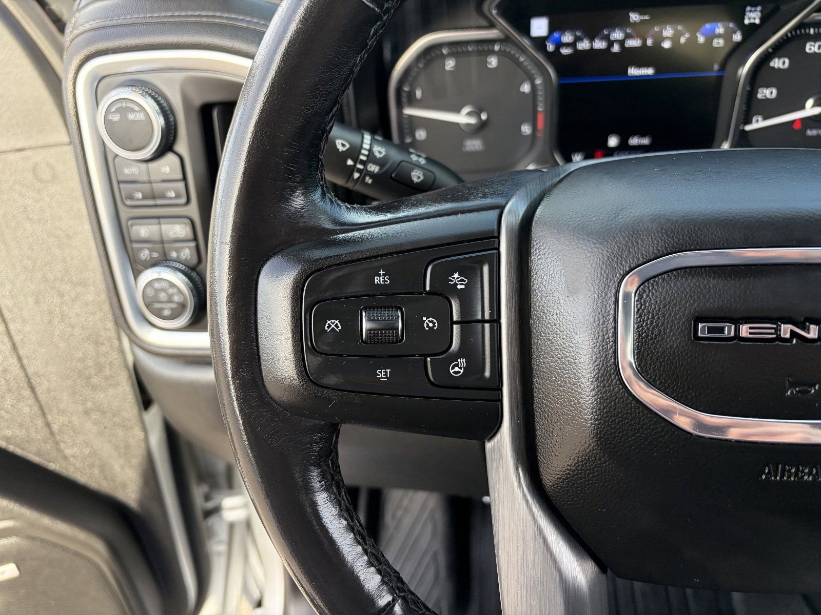 Used 2022 GMC Sierra 3500 Denali w/ Denali Ultimate Package AWD/4WD image 25
