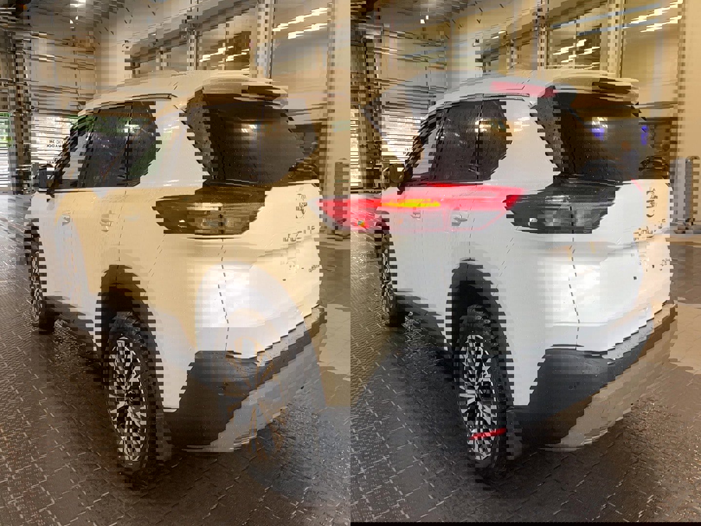 Used 2022 Nissan Rogue SV w/ SV Premium Package image 18